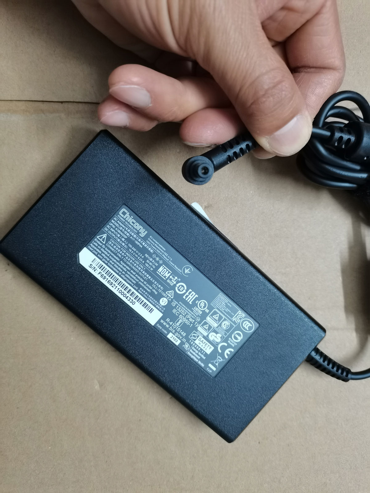 NIEUWE Slanke OEM Chicony 19.5 - Pc Gaming News recensie en prijs
